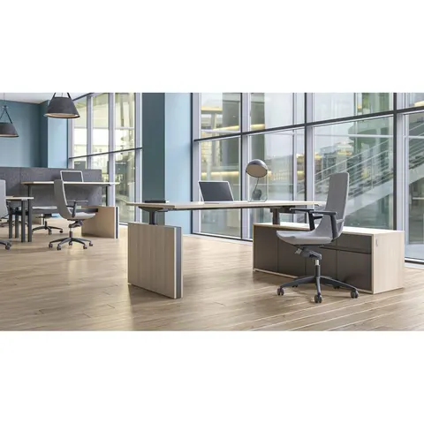 Birou Narbutas Motion Executive, reglabil pe înălțime, 2000 x 900 mm, H=700–1200 mm, PAL 25 mm, melamină nuc închis, metal negru